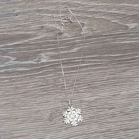 Shube Manufacturing 925 Sterling Silver Snowflake Pendant Necklace - Picture 7 of 11